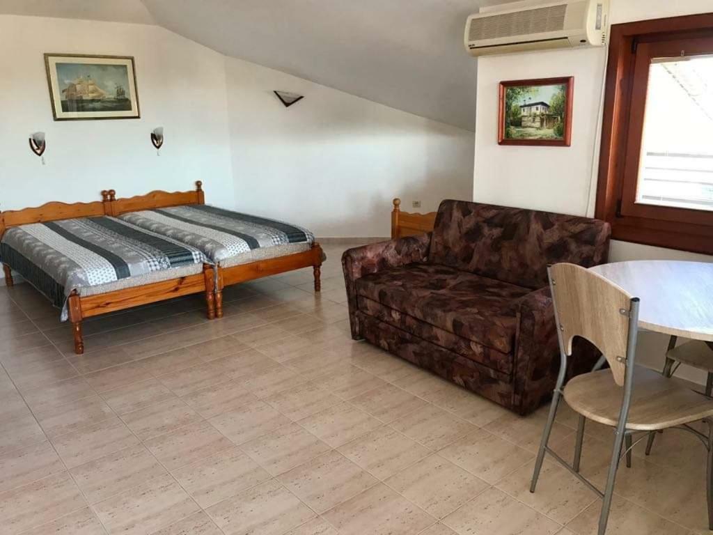 Студиа Мансарда Ненови Pomorie Extérieur photo